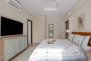 Modern 2BHK with Pool 3km from Calangute Beach by HIREAVILLA