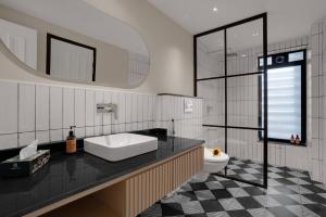 Modern 2BHK with Pool 3km from Calangute Beach by HIREAVILLA