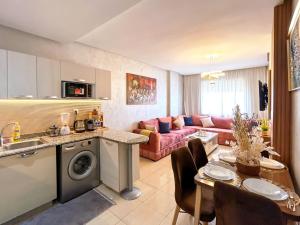 Charming 2BR with Pool, Fiber, IPTV and City View
