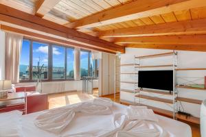 Loft In Center With Lake View - Happy Rentals