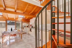 Loft In Center With Lake View - Happy Rentals