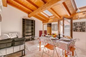 Loft In Center With Lake View - Happy Rentals