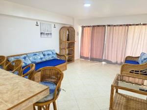 Apartamento en Res Arcoiris, Tucacas, Frente al Mar, Balcon, Piscina y Playa Privada