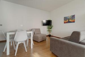 GuestHost - Bright Apartment with Balcony near MM3