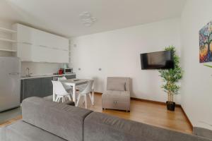 GuestHost - Bright Apartment with Balcony near MM3