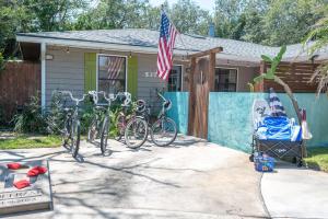 Sleeps 8 5 min to Beach Private Backyard Oasis