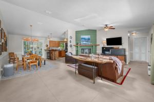 Sleeps 8 5 min to Beach Private Backyard Oasis