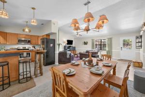Sleeps 8 5 min to Beach Private Backyard Oasis