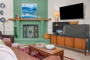 Sleeps 8 5 min to Beach Private Backyard Oasis