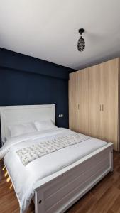 Roselyn Hill Apartment
