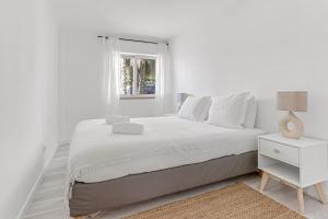 Bright Algés Apartment by Lisbeyond