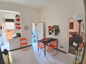 Bright Central Apartment Near Two Towers