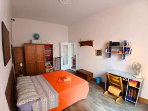 Bright Central Apartment Near Two Towers