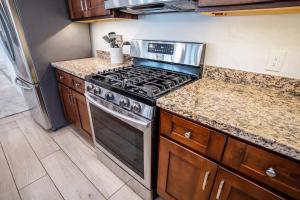 Spacious 4Bed 4Bath 3000 SF Open-Concept Retreat with a large central common space, making it a great option for traveling professionals, gatherings or life transitions near national and state parks and outdoor trails