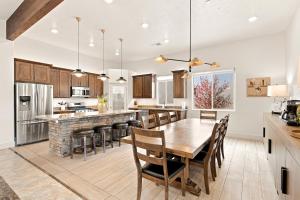 Spacious 4Bed 4Bath 3000 SF Open-Concept Retreat with a large central common space, making it a great option for traveling professionals, gatherings or life transitions near national and state parks and outdoor trails