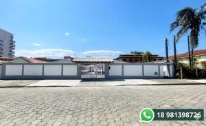 Casa de Praia 02 quartos Com 02 camas de Casal cada um - proximo a Praia Martim de Sa-700 metros -estacionamento para 02 veículos com cameras- A casa é totalmente INDEPENDENTE- nao conjugada- Com 04 camas -Churrasqueira - Roupa de cama -Ventiladore