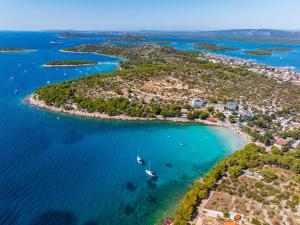 My Dalmatia - Beach Apartment Slanica with private parking