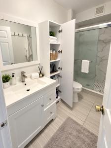 Private 2 Bedroom TV Private Entrance Kitchen Bathroom Gerrard Square Leslieville TTC Downtown Toronto
