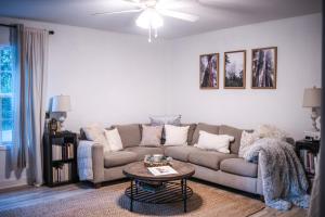 Private Hot Tub & Yard! Modern Friendsville Escape