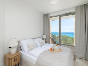 Apartment with direct sea view
