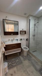 Modern Studio 5 min Airport - Pool, Gym & Balcony
