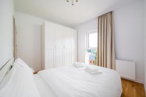 Warszawa Wileńska Modern White Apartment by BookingHost