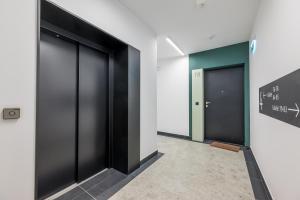 Warszawa Wileńska Modern White Apartment by BookingHost
