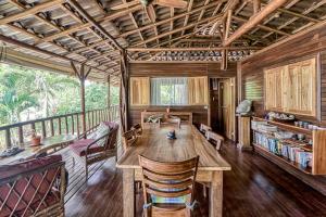 Casa Verde, Casa Aviari, Contiki