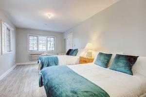 Lake Simcoe Waterfront Retreat 2BR Lake Views