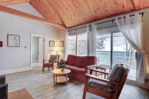 Lake Simcoe Waterfront Retreat 2BR Lake Views
