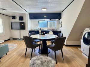 Wakyo aoiya 5min from JR Sta Direct to Umeda & Tsutenkaku 4BR Sleeps 10