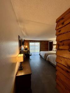 Bridge Inn Tomahawk - Room 107, 2 Queen Beds, Pet Friendly, Laminate Wood Flooring , Walkout, River View
