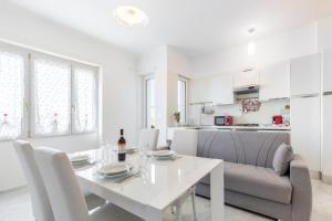 Top Floor Apartment - Balcony Views - King Bed - AC