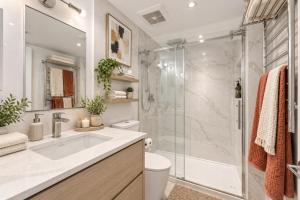 Contemporary 2 Bedroom with 3 beds Vancouver City Suite