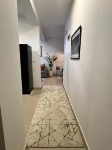 Luxe 2BR Apartment, Walk to Beach Cafés Gym Shops