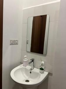 Luxe 2BR Apartment, Walk to Beach Cafés Gym Shops