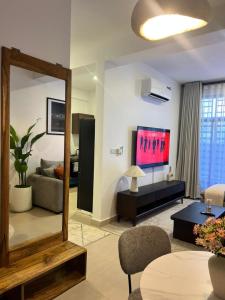 Luxe 2BR Apartment, Walk to Beach Cafés Gym Shops
