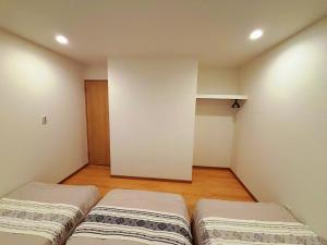 Koiwa 晴の家 201 , 6 minute walk from the subway, served by 2 lines , Convenient access to Akihabara, the airport, Asakusa, and Tokyo Skytree , up to 8 guests