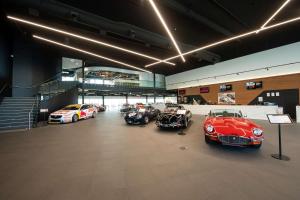 Rydges Pit Lane