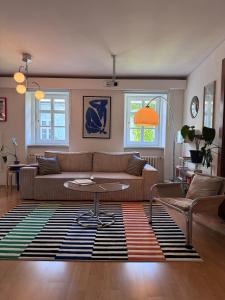 Old Town Gem, Mid-Century Style Netflix, Games