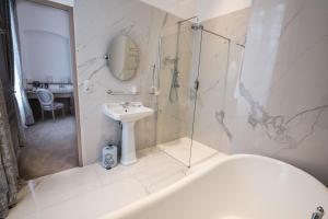 B&B / Chambres d'hotes Chateau de Montabert : photos des chambres