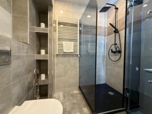 Komuny Paryskiej Comfort Apartment by BookingHost