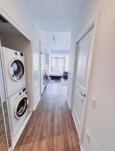 Central Toronto Condo Near Top Attractions
