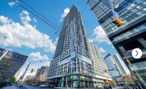 Central Toronto Condo Near Top Attractions