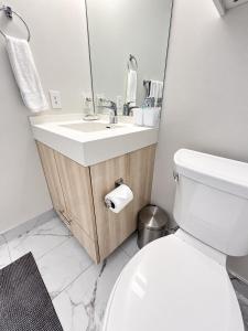 Central Toronto Condo Near Top Attractions