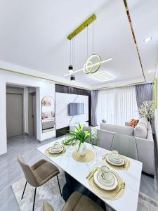 B&M Homes - cosy apartment in the heart of Nairobi, Kilimani - 2 bedroom, 1 bathroom and balcony