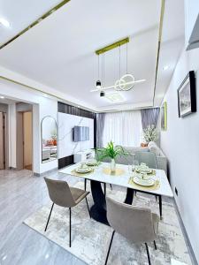 B&M Homes - cosy apartment in the heart of Nairobi, Kilimani - 2 bedroom, 1 bathroom and balcony