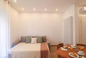 Elegant & Quiet Chic Home - Near Station, Balcony