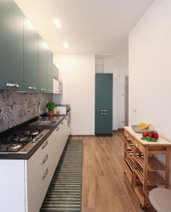 Elegant & Quiet Chic Home - Near Station, Balcony