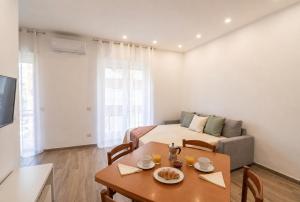 Elegant & Quiet Chic Home - Near Station, Balcony